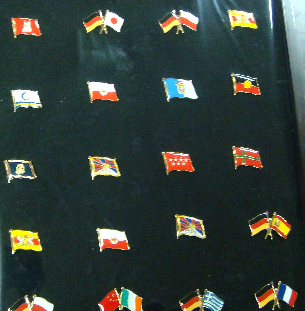 PINS DRAPEAUX